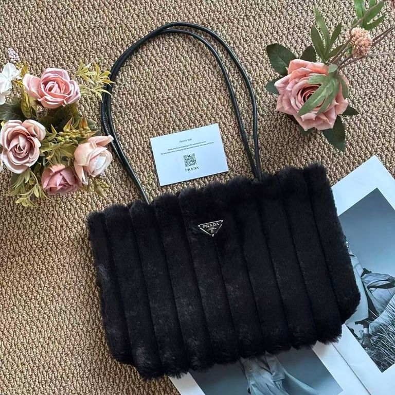 售完即止🌸PRADA uniform 毛毛手袋💗 內部員工限定 | 預訂約4-6星期 娉婷貿易公司 Exquisite Beauty Trading Company