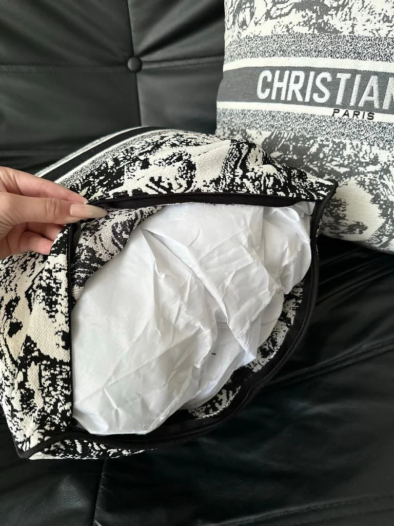 限量，售完即止🌸Dior VIP gift cushion動物園圖案抱枕 | 預訂約4-6星期 娉婷貿易公司 Exquisite Beauty Trading Company
