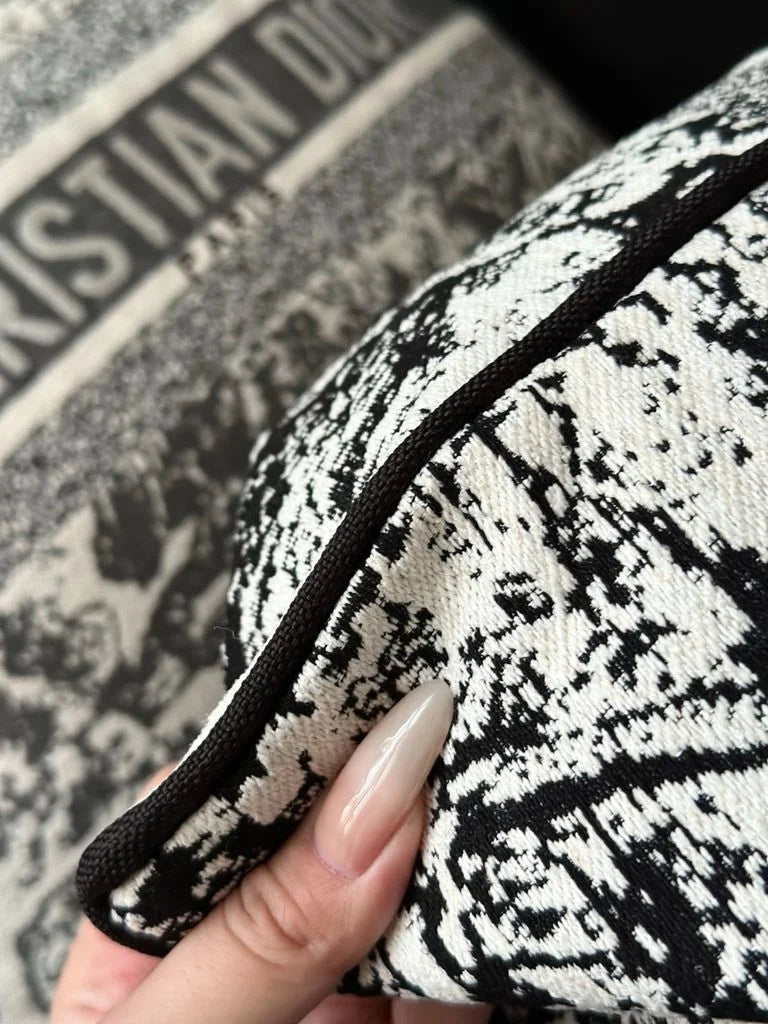 限量，售完即止🌸Dior VIP gift cushion動物園圖案抱枕 | 預訂約4-6星期 娉婷貿易公司 Exquisite Beauty Trading Company
