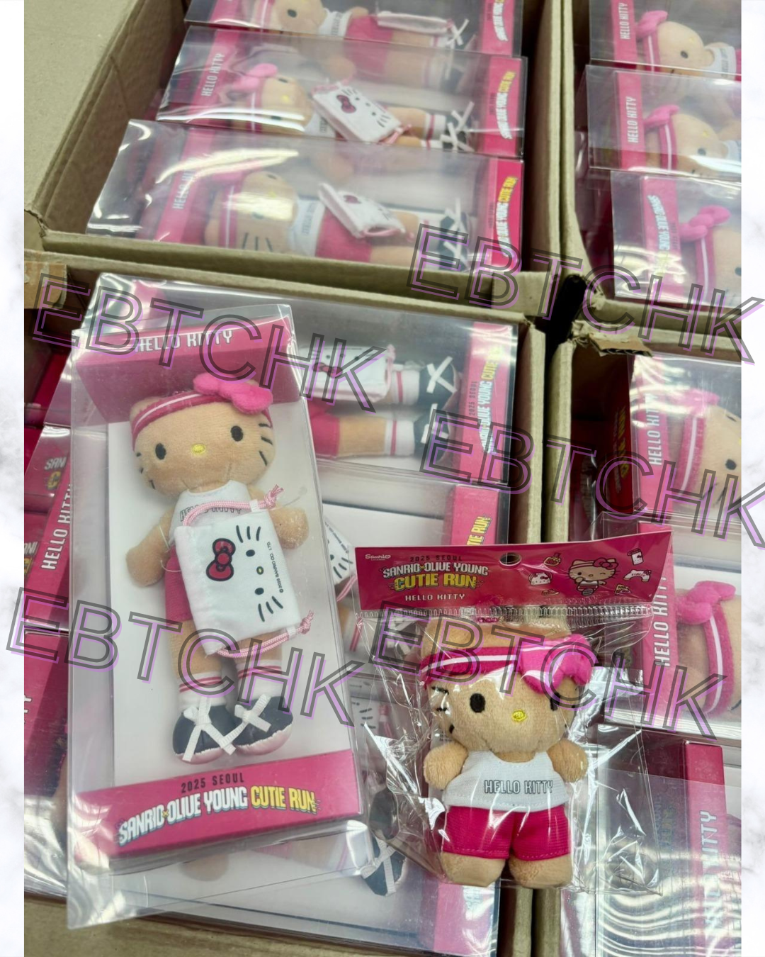 現貨🌸Sanrio x Olive Young ⚽️ 「Cutie Run」系列 💖 長腿Kitty掛飾 | 落單後約5-7個工作天寄出 娉婷貿易公司 Exquisite Beauty Trading Company