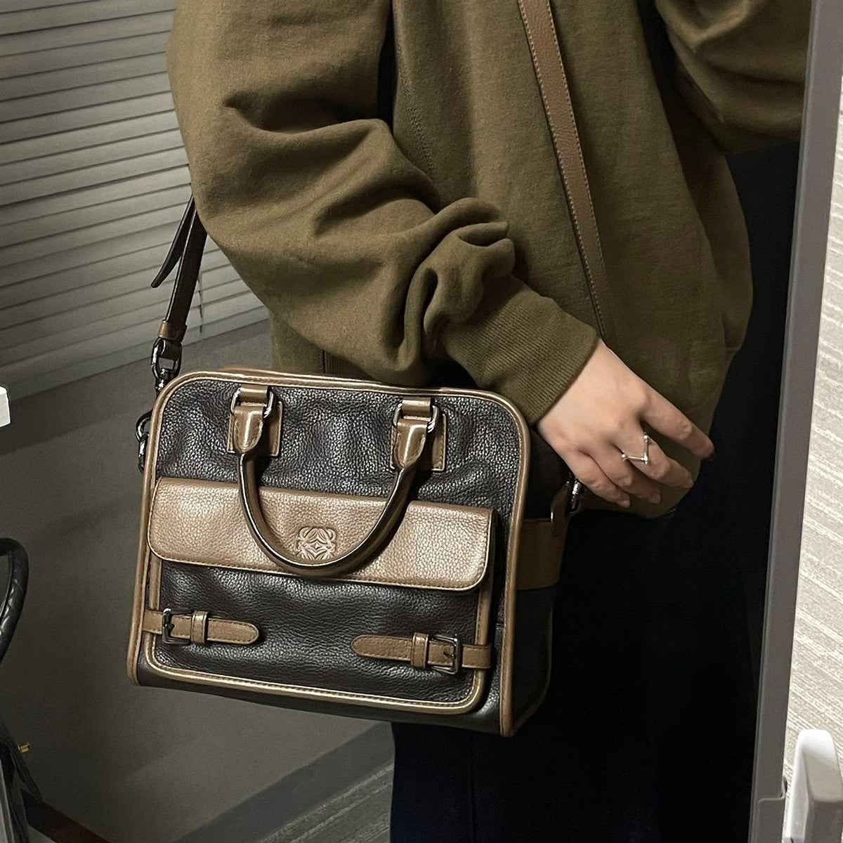 🌸日本中古品代購 Loewe巧克力色2ways郵差包 25x20 | 預訂約2-3星期（pm報價） 娉婷貿易公司 Exquisite Beauty Trading Company
