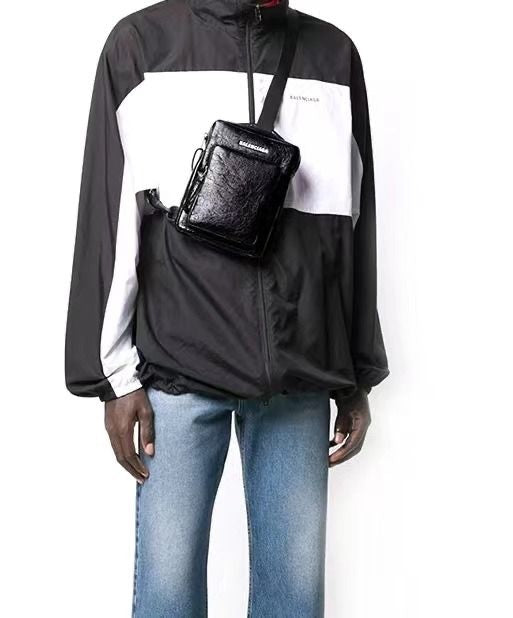 供應商香港現貨🌸全新 100%正品保證 Balenciaga Bag-Crossbody Bag for Men in Black | 落單後約7-10個工作天寄出 娉婷貿易公司 Exquisite Beauty Trading Company