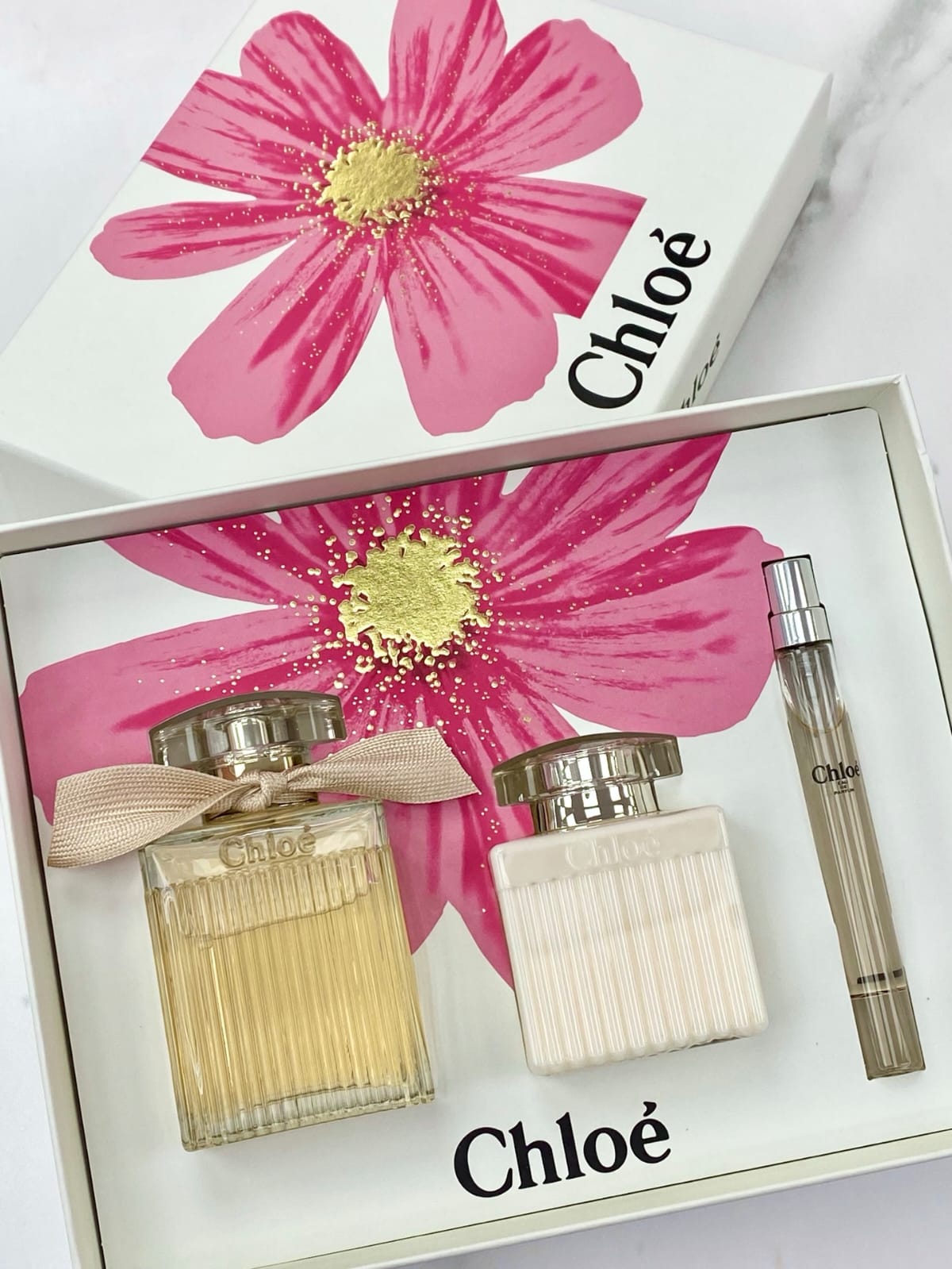 供應商現貨🌸免稅正品 Chloe Eau De Parfum gift set 蔲依經典同名女士淡香精套裝(淡香精100ml+10ml+身體乳100ml) | 預訂 逢星期一，三返倉執貨 其後約3-5個工作天寄出 娉婷貿易公司 Exquisite Beauty Trading Company