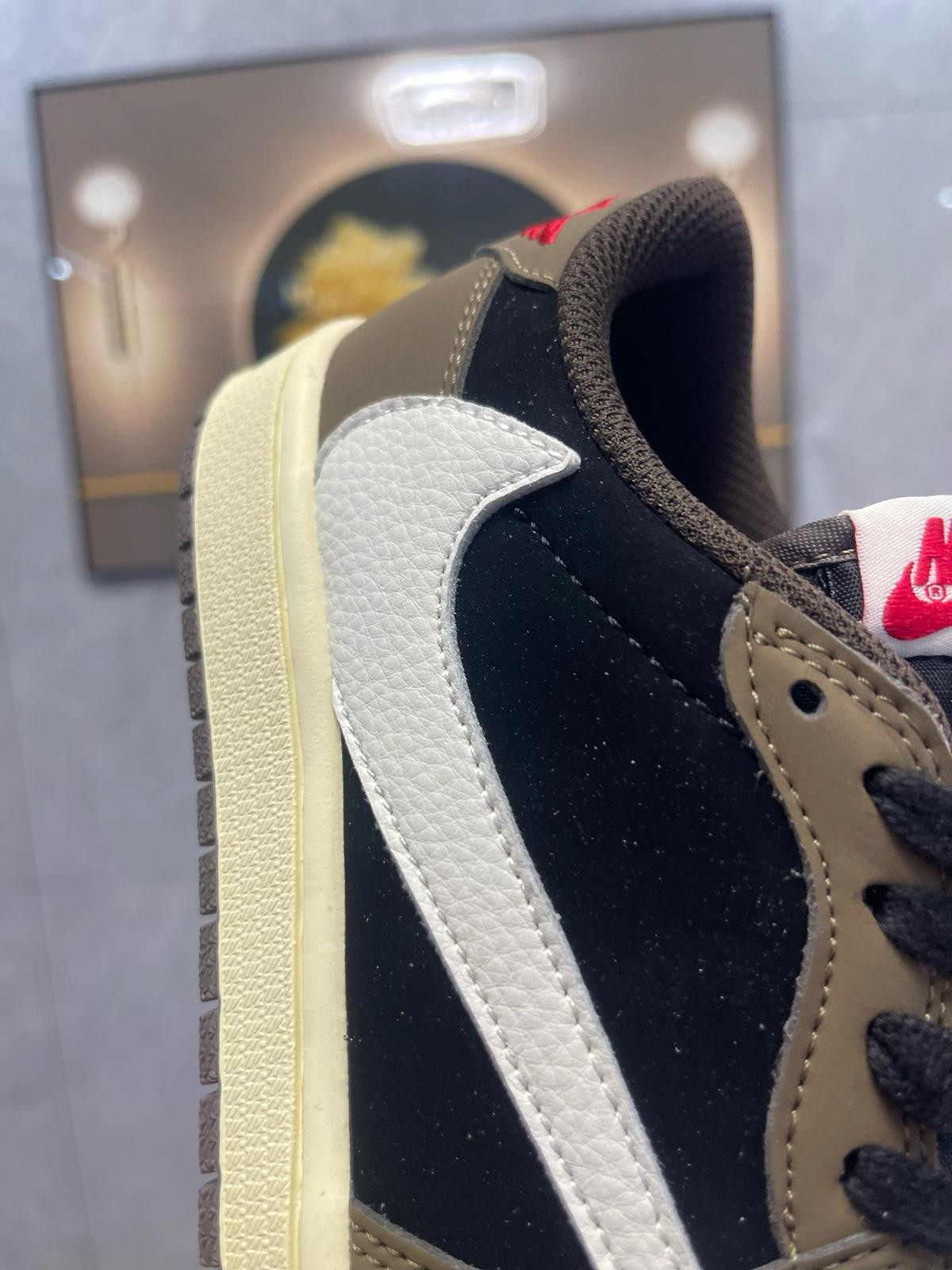 🌸AJ1倒勾Travis Scott x Air Jordan 1 ” Reverse Mocha “ AJ1喬1 TS 閃電 聯名倒鈎 低幫文化籃球鞋#黑+灰+白 | 預訂約3-4星期(自行備註尺寸) 娉婷貿易公司 Exquisite Beauty Trading Company