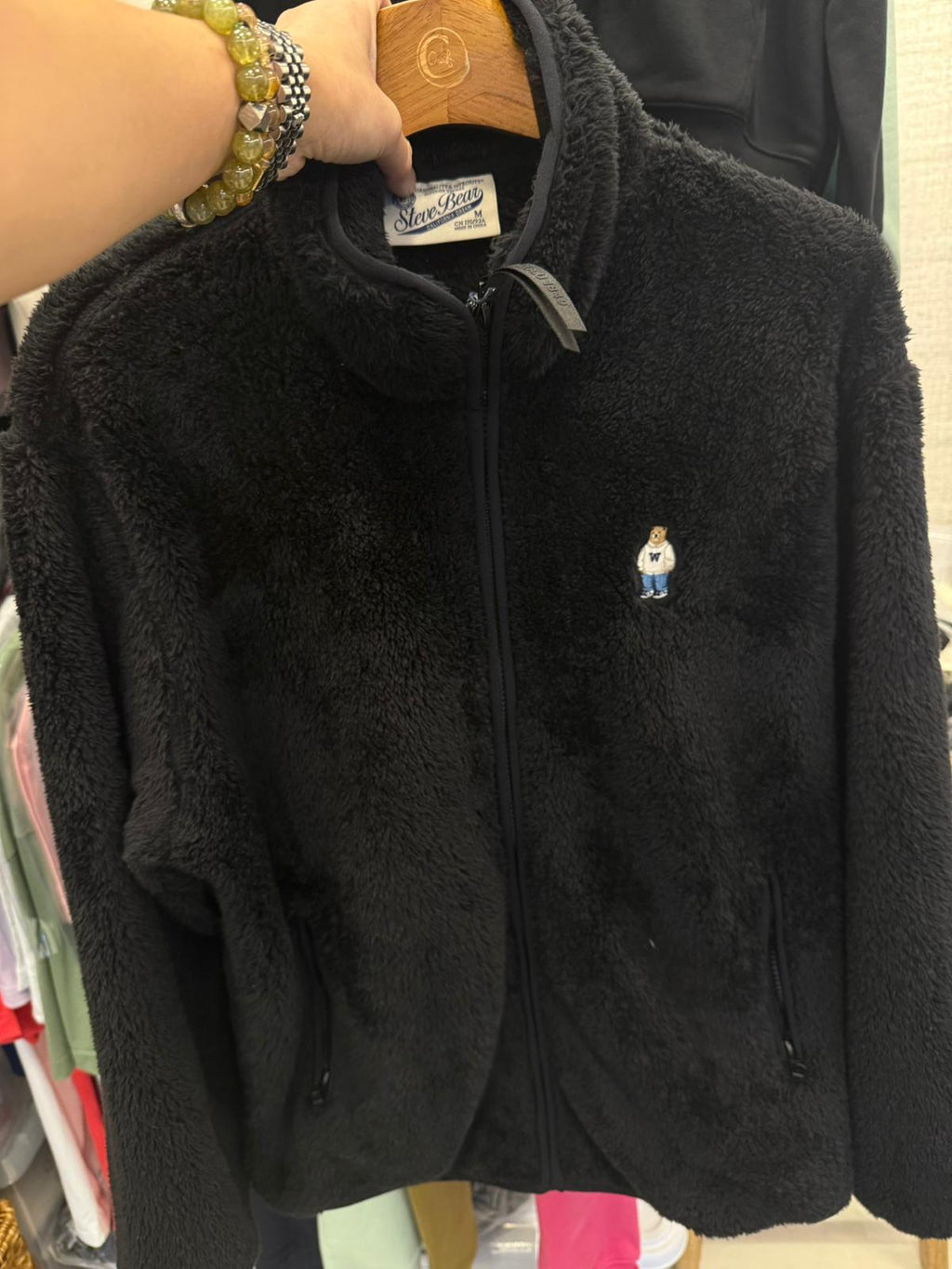 售完即止🌸🐻WHO.A.U 韓國專門店/免稅店🐻 2025年最新款 絨毛外套 折扣優惠‼️ ❤️So Cute❤️平靚正❤️女裝 | 預訂約3-4星期 娉婷貿易公司 Exquisite Beauty Trading Company