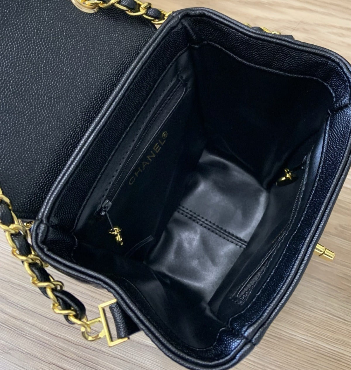 【24小時網站自助下單】🌸CHANEL makeup vic 贈禮大金扣小胖子手袋 連禮盒 | 預訂約4-6星期 娉婷貿易公司 Exquisite Beauty Trading Company