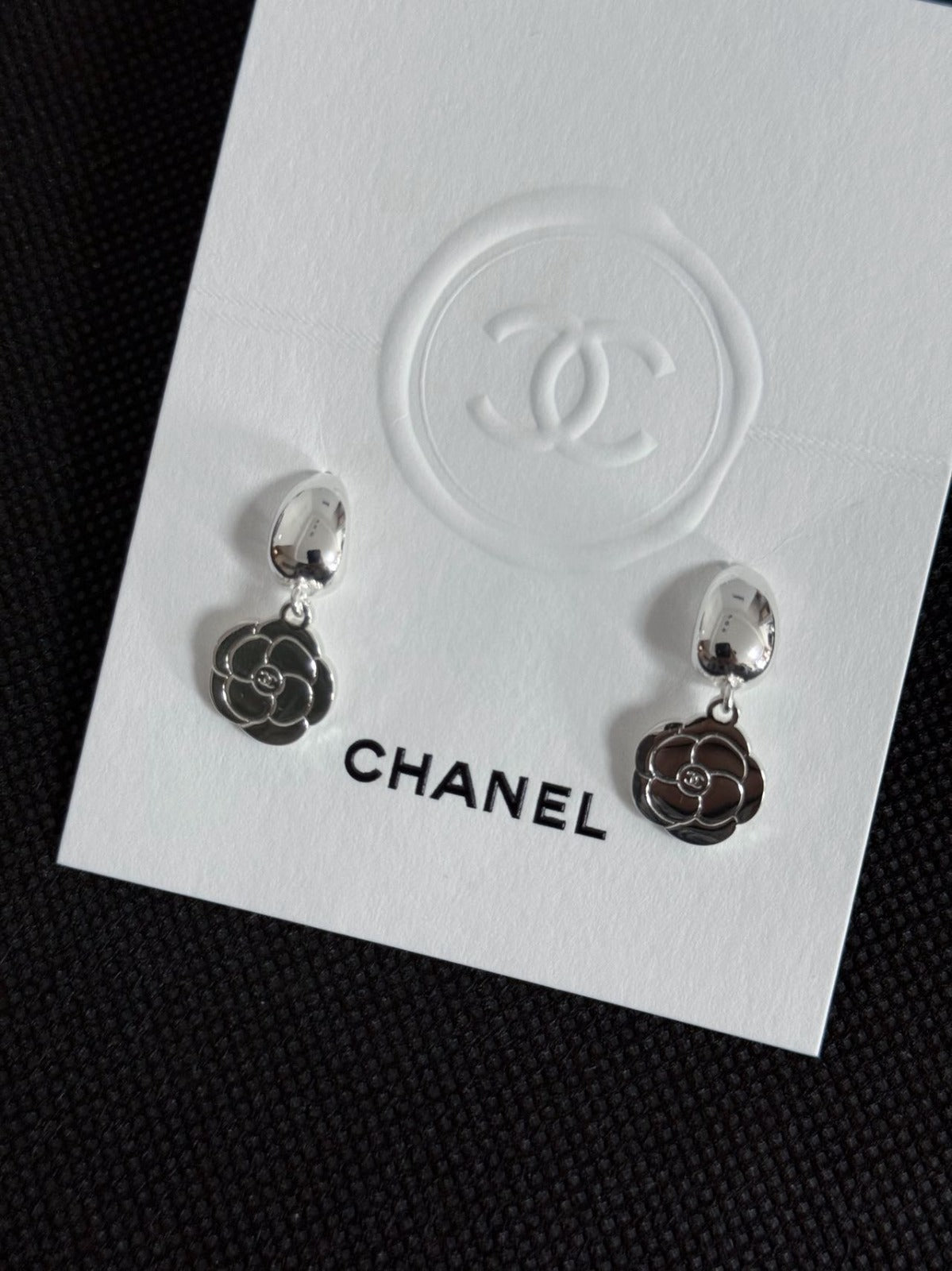 【24小時網站自助下單】🌸💯Chanel 專櫃贈品山茶花掛飾改裝耳環 100%正品改裝 | 預訂約4-6星期 娉婷貿易公司 Exquisite Beauty Trading Company