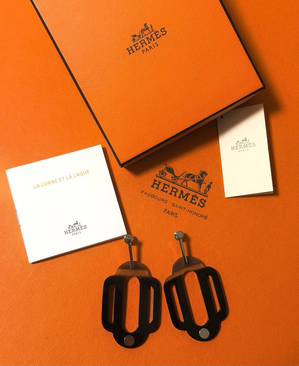 【24小時網站自助下單】🌸日本中古品代購 愛馬仕HERMES黑茶拼色牛角Attelage耳環 | 預訂約2-3星期 娉婷貿易公司 Exquisite Beauty Trading Company