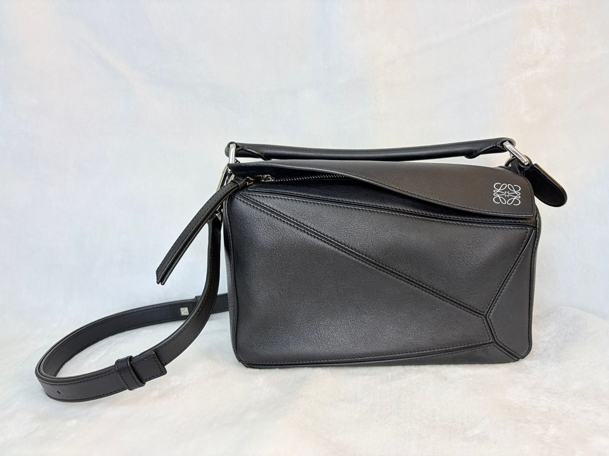 【24小時網站自助下單】現貨🌸Loewe Puzzle｜黑銀 Small Size🖤🔹90%新 （四角有使用痕跡） | 落單後約3-5個工作天寄出 娉婷貿易公司 Exquisite Beauty Trading Company