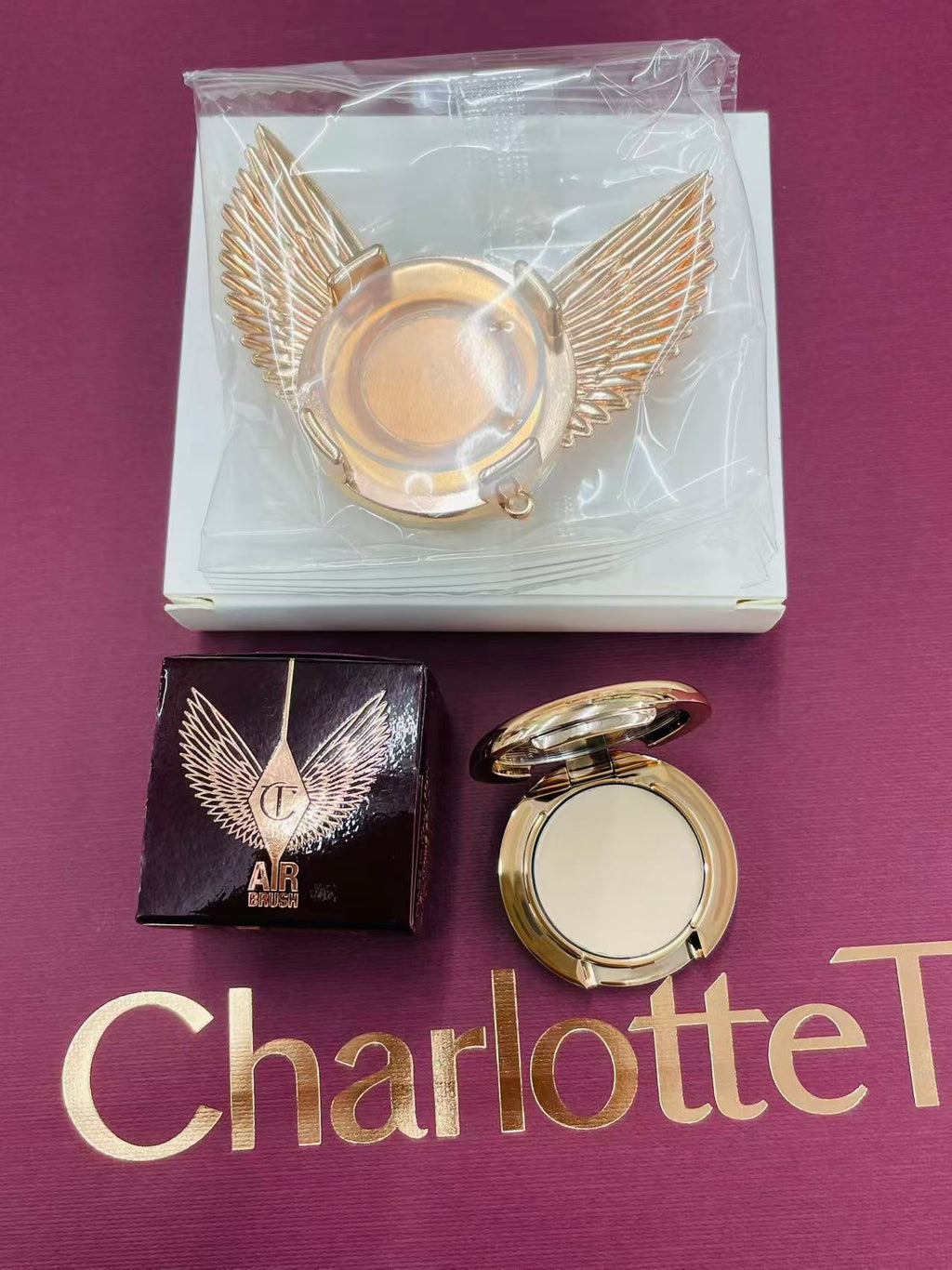 【24小時網站自助下單】❤️🔥數量有限，售完即止❤️🔥🌸❤️🔥快閃❤️🔥Charlotte Tilbury香港專櫃限定🎀天使翼手機支架+迷你定妝粉餅一號色0.8g (可替換) 沒有配粉撲的 | 預訂約1-2星期 娉婷貿易公司 Exquisite Beauty Trading Company