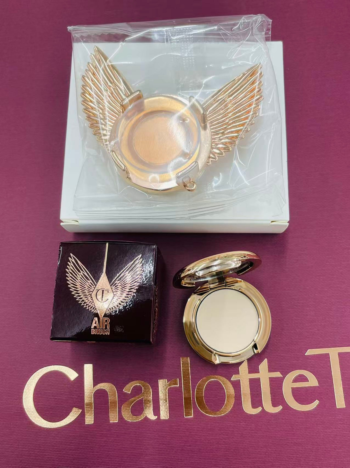 【24小時網站自助下單】❤️🔥數量有限，售完即止❤️🔥🌸❤️🔥快閃❤️🔥Charlotte Tilbury香港專櫃限定🎀天使翼手機支架+迷你定妝粉餅一號色0.8g (可替換) 沒有配粉撲的 | 預訂約1-2星期 娉婷貿易公司 Exquisite Beauty Trading Company