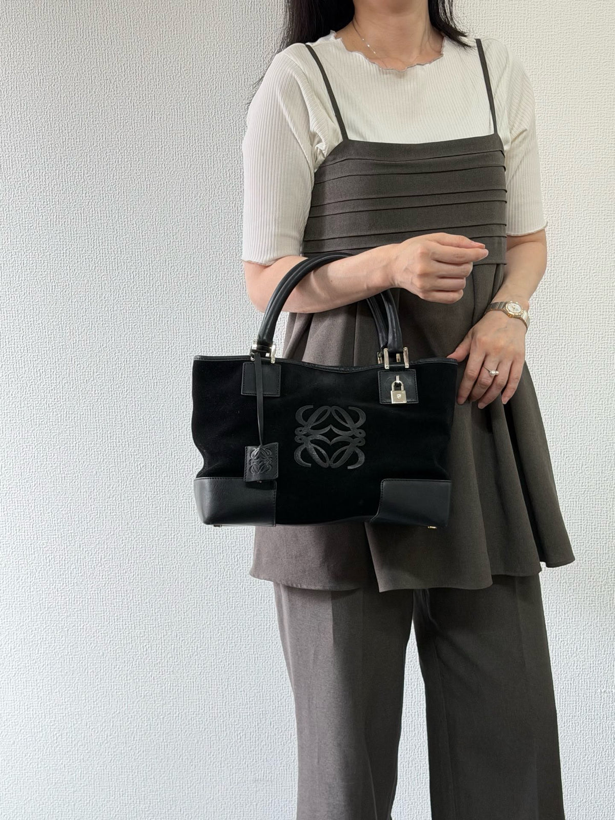 【24小時網站自助下單】🌸日本中古品代購 Loewe Amazona黑銀麂皮手提包 ➕鎖🔒1➕鑰匙🔑2 | 預訂約2-3星期 娉婷貿易公司 Exquisite Beauty Trading Company