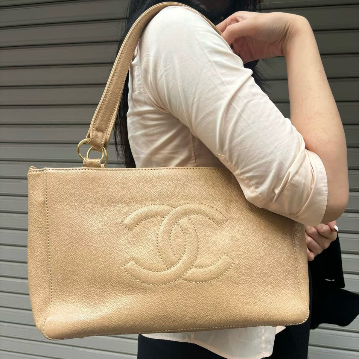 【24小時網站自助下單】🌸日本中古品代購 CHANEL 香奈兒奶茶色荔枝紋牛皮外縫大logo托特包 卡標齊10開 可自配肩帶 | 預訂約2-3星期 娉婷貿易公司 Exquisite Beauty Trading Company