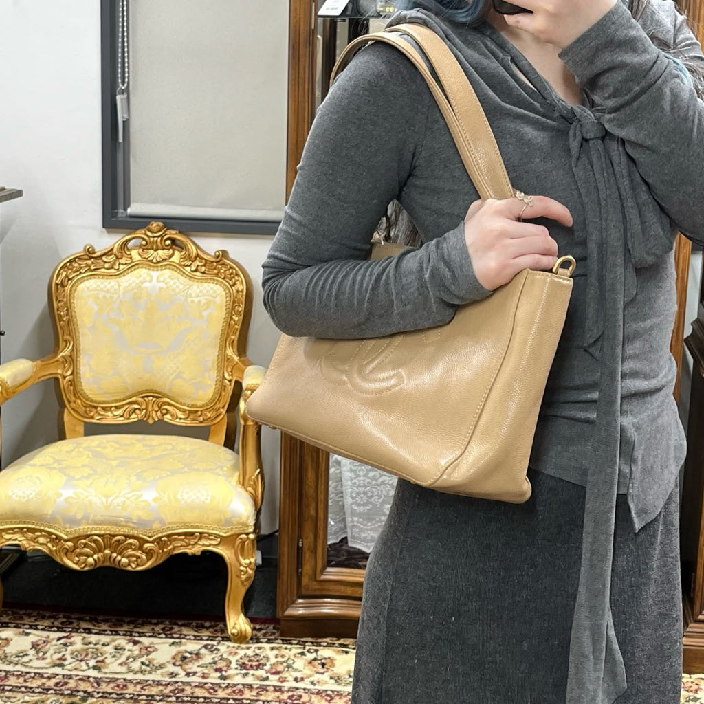 【24小時網站自助下單】🌸日本中古品代購 CHANEL 香奈兒奶茶色荔枝紋牛皮外縫大logo托特包 卡標齊10開 可自配肩帶 | 預訂約2-3星期 娉婷貿易公司 Exquisite Beauty Trading Company