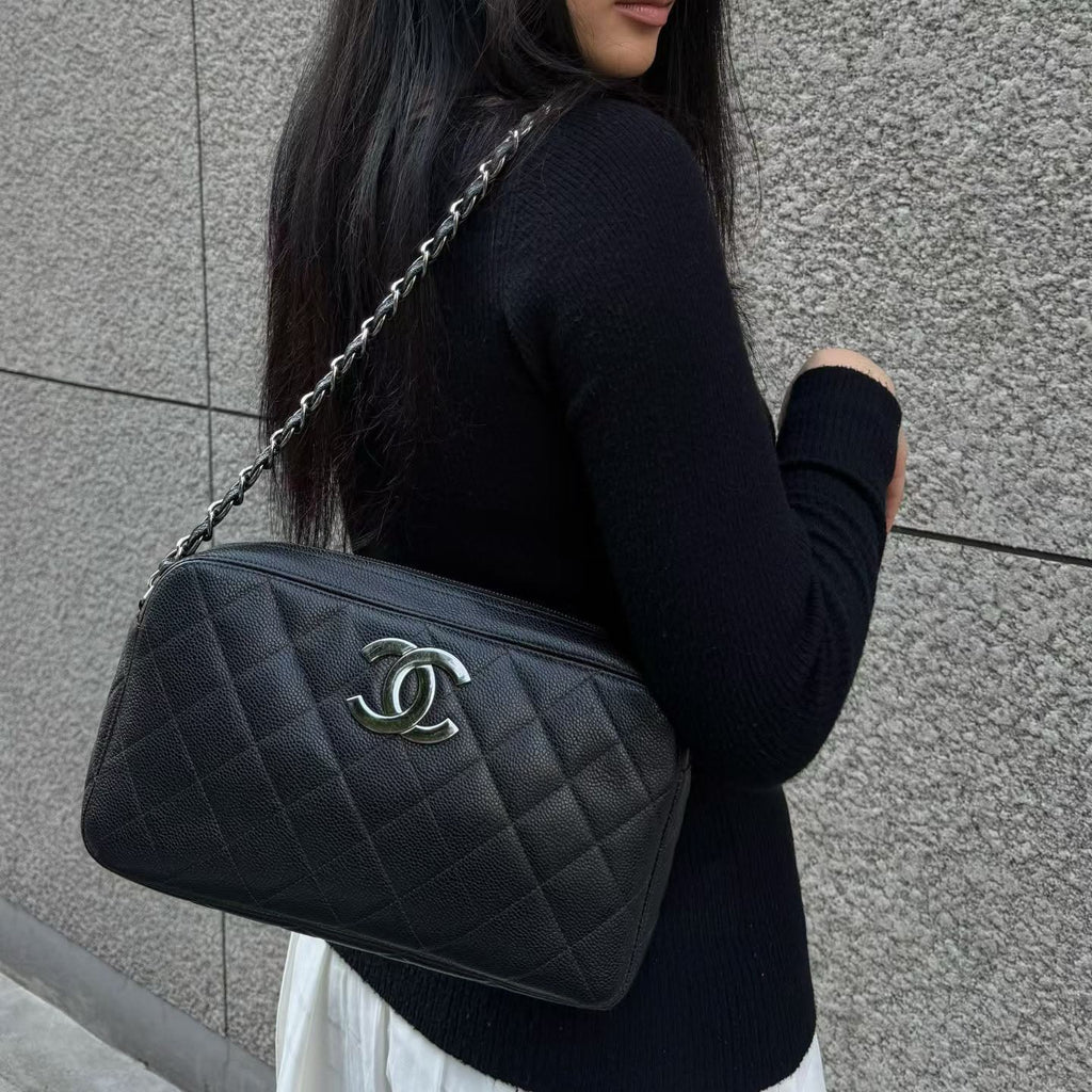 【24小時網站自助下單】🌸日本中古品代購 CHANEL 香奈兒黑銀魚子醬牛皮大logo拉鍊單肩包 卡標齊6開 | 預訂約2-3星期 娉婷貿易公司 Exquisite Beauty Trading Company