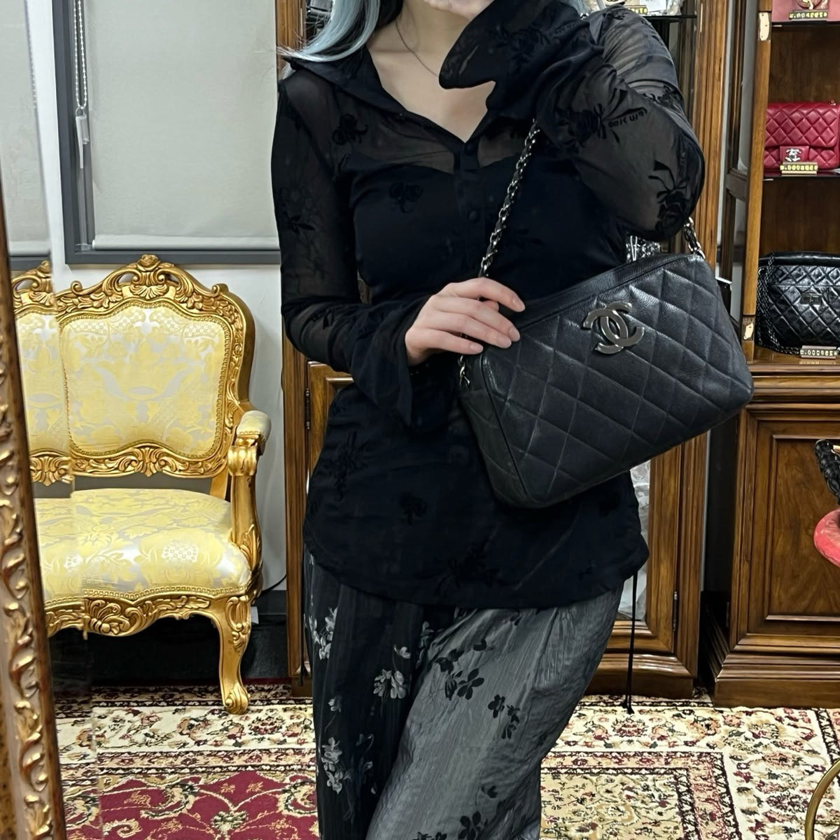 【24小時網站自助下單】🌸日本中古品代購 CHANEL 香奈兒黑銀魚子醬牛皮大logo拉鍊單肩包 卡標齊6開 | 預訂約2-3星期 娉婷貿易公司 Exquisite Beauty Trading Company