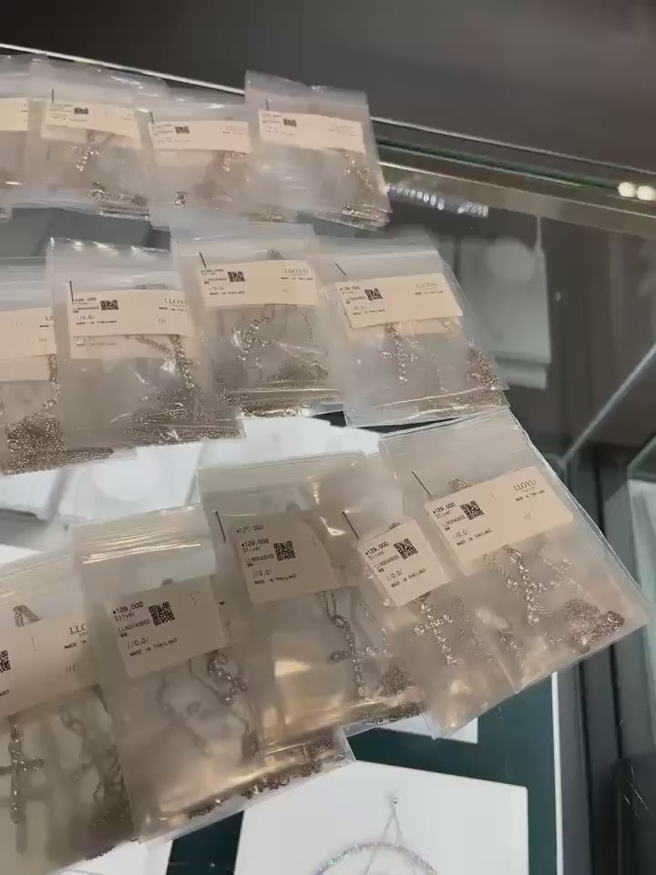 預訂 | 2026年11月10日截 💎超靚呀好閃呀💎 LLOYD免稅店店長推介近期爆單爆紅925純銀閃鑽十字架項鍊👍🏻 | 下單後 2-3 星期到