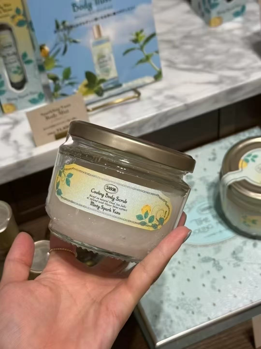供應商現貨🌸免稅正品 Sabon薄荷柚子精油磨砂膏320g | 預訂 逢星期一，三返倉執貨 其後約3-5個工作天寄出 娉婷貿易公司 Exquisite Beauty Trading Company