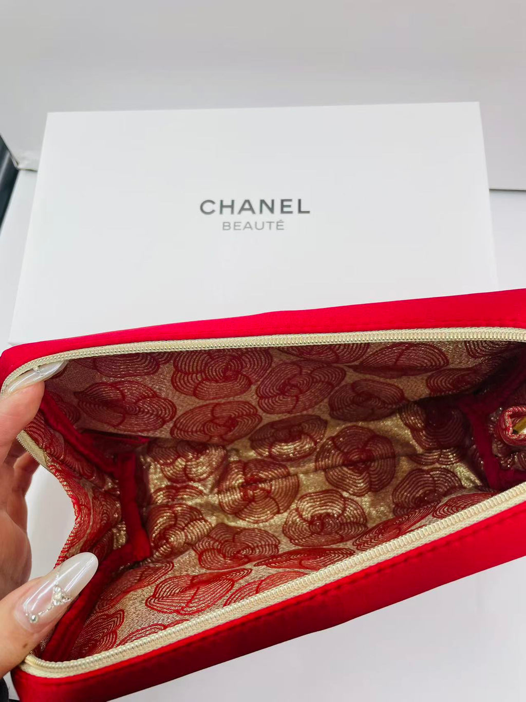 【24小時網站自助下單】供應商現貨🌸❤🔥Chanel香奈兒紅色山茶花化粧包（冇鏈）套裝❤🔥 | 預訂 逢星期一，三返倉執貨 其後約3-5個工作天寄出 娉婷貿易公司 Exquisite Beauty Trading Company